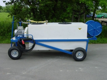 Afbeeldingen van Spuitwagen 800L-300L HDPE - Plunjerpomp P63 42l/min~50bar - Handhaspel 450mm