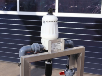 Afbeeldingen van Doseerunit op RVS frame - Dosatron D3RE2PVDF+BP
