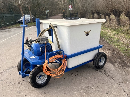Afbeeldingen van 4-wielige spuitwagen 1000 Liter kuip S/N:9141