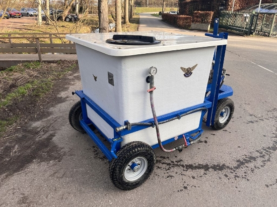 Afbeeldingen van 4-wielige spuitwagen 1000 Liter kuip S/N:9141