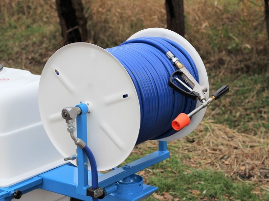 Afbeeldingen van Spuitwagen 300T - Plunjerpomp PM33 19l/min~50bar - Handhaspel 450mm (Draaibaar)