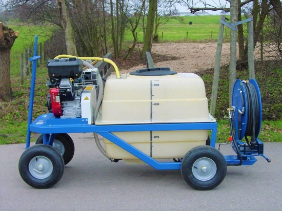 Picture of Spray Cart 400T - Vanguard 16HP + XW30.20 30l/min~150bar - Spring Reel Swivable